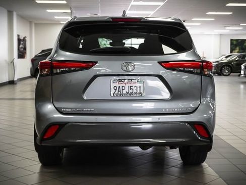 Used 2022 Toyota Highlander Limited image 6