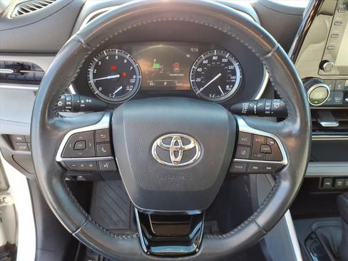 Used 2020 Toyota Highlander XLE image 29