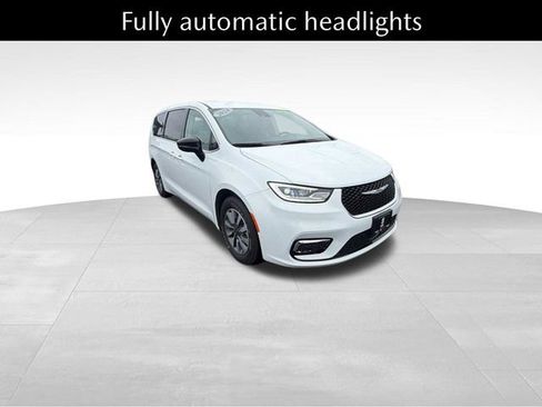 Used 2024 Chrysler Pacifica Limited FWD image 17