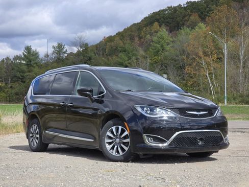 Used 2020 Chrysler Pacifica Touring-L image 2