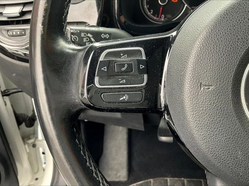 Used 2018 Volkswagen Beetle S image 16