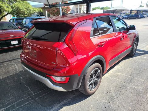 Used 2025 Kia Niro LX FWD image 8