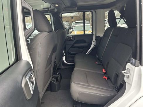 Used 2018 Jeep Wrangler Unlimited Sahara image 10