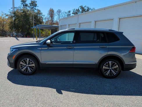 Used 2024 Volkswagen Tiguan SE image 8