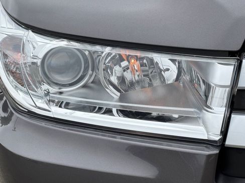 Used 2019 Toyota Highlander XLE AWD/4WD image 11
