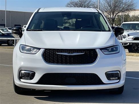 Used 2024 Chrysler Pacifica Touring-L image 6