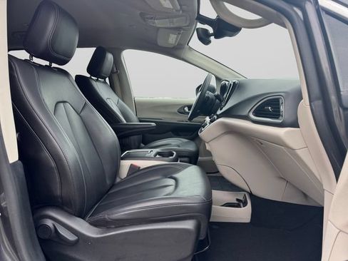 Used 2023 Chrysler Pacifica Touring-L FWD image 15