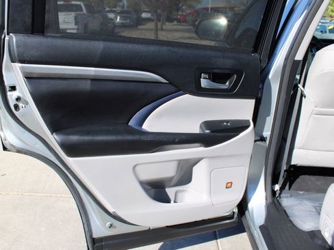 Used 2017 Toyota Highlander Limited Platinum image 26