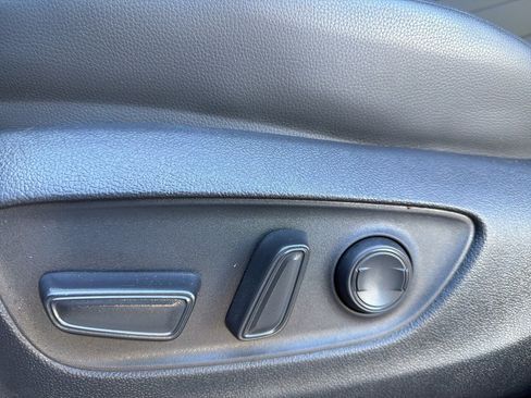 Used 2024 Toyota Highlander LE image 12