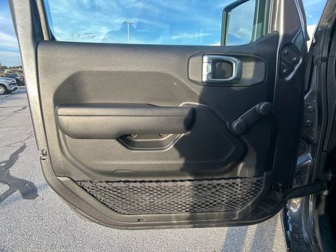 Used 2021 Jeep Gladiator Sport image 18