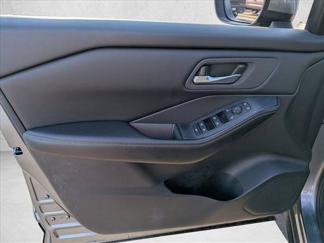 Used 2024 Nissan Rogue SV FWD image 11