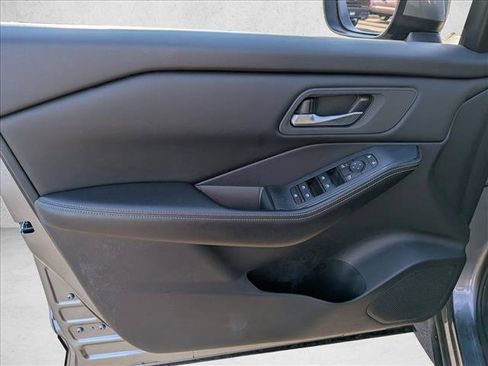 Used 2024 Nissan Rogue SV FWD image 11