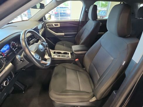 Used 2023 Ford Explorer XLT AWD/4WD image 16