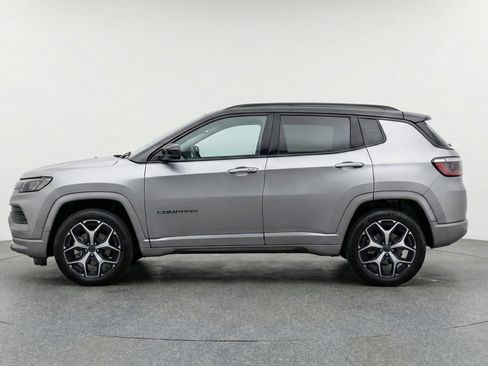 Used 2025 Jeep Compass Limited image 5