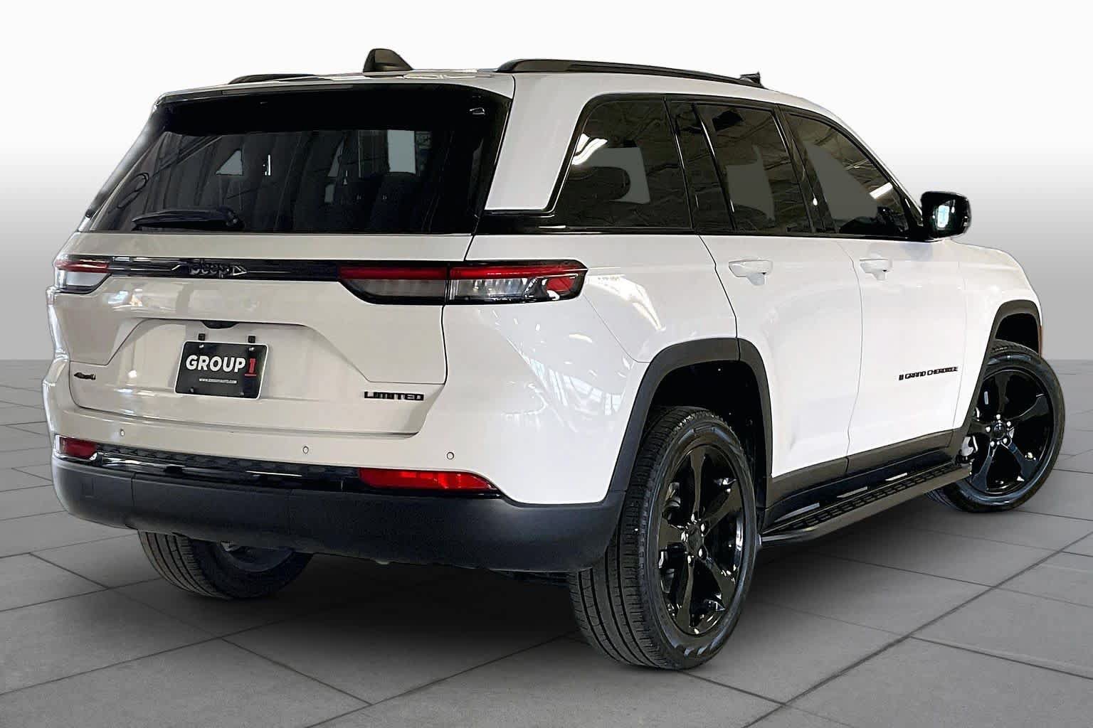 Used 2023 Jeep Grand Cherokee Limited w/ Black Appearance Package AWD/4WD image 12