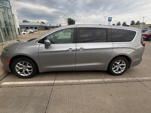 Used 2019 Chrysler Pacifica Touring Plus w/ Tire & Wheel Group FWD image 2