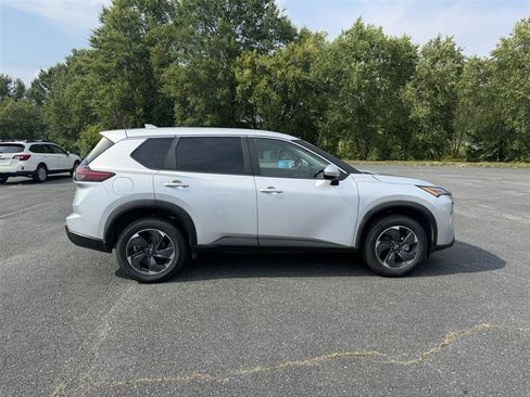 Used 2024 Nissan Rogue SV FWD image 4