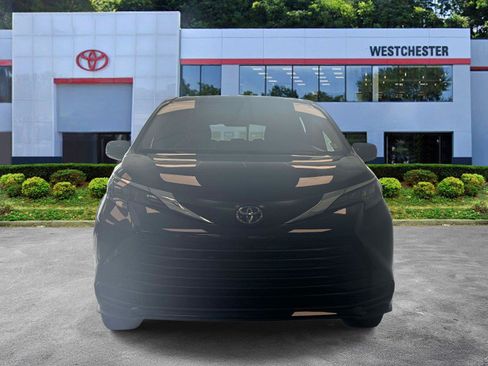 Used 2026 Toyota Sienna LE FWD image 2