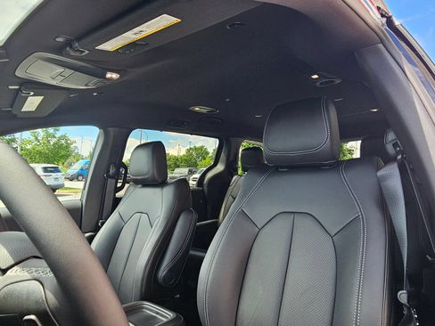 New 2027 Chrysler Pacifica Select FWD image 19