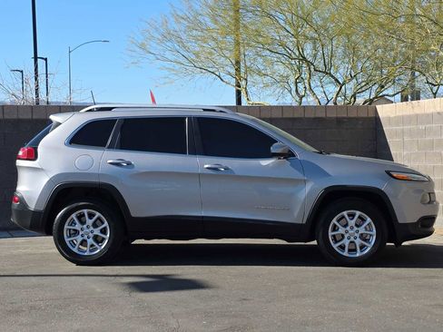 Used 2018 Jeep Cherokee Latitude w/ Cold Weather Group image 10