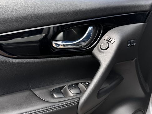 Used 2022 Nissan Rogue Sport SV w/ Technology Package image 14