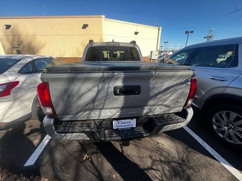 Used 2018 Toyota Tacoma TRD Sport image 8
