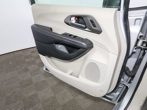 Used 2023 Chrysler Pacifica Touring-L FWD image 38