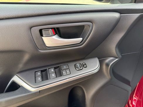 Used 2016 Toyota Camry SE image 10