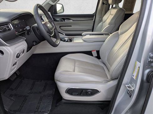 Used 2024 Jeep Wagoneer L Series II RWD image 15