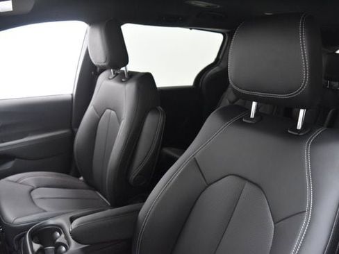 New 2026 Chrysler Pacifica Select image 10