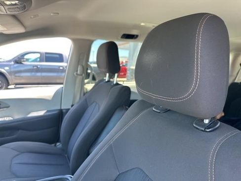 Used 2020 Chrysler Pacifica Touring FWD image 8