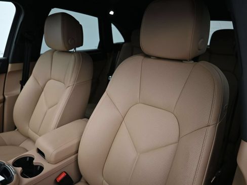 Certified 2026 Porsche Macan AWD/4WD image 5