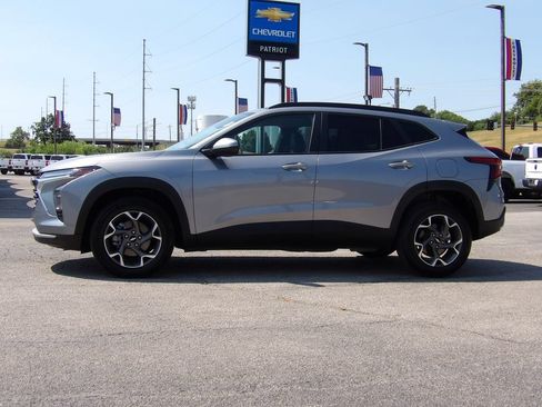 Used 2025 Chevrolet Trax LT FWD image 26
