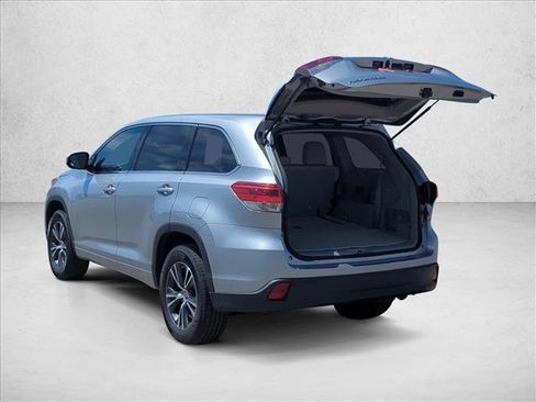 Used 2017 Toyota Highlander LE FWD image 9
