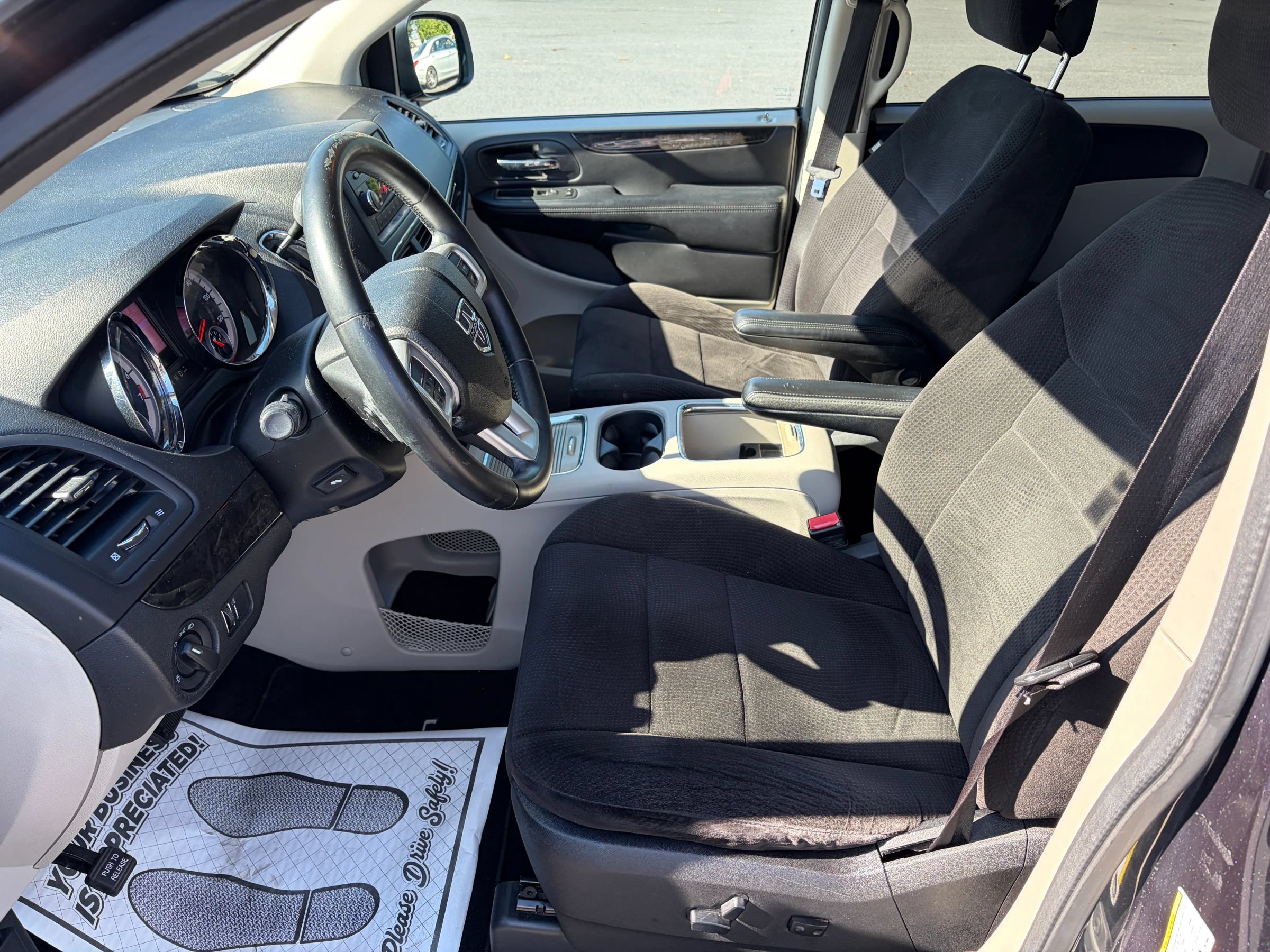 Used 2013 Dodge Grand Caravan SXT w/ Rear Park Assist Pkg FWD image 5