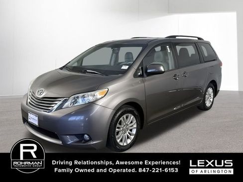 Used 2013 Toyota Sienna XLE image 1