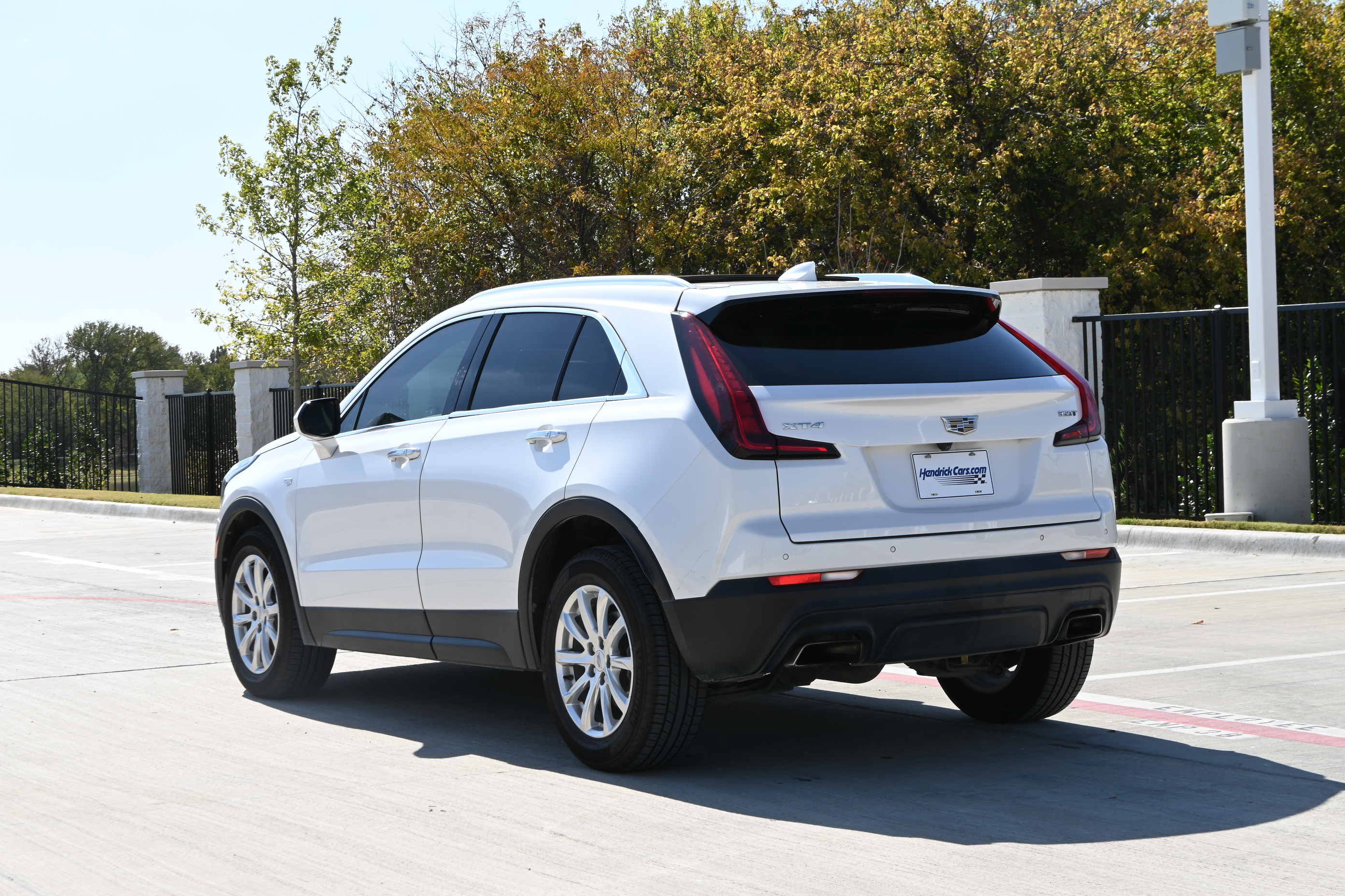 Used 2021 Cadillac XT4 Luxury w/ Cold Weather Package FWD image 7
