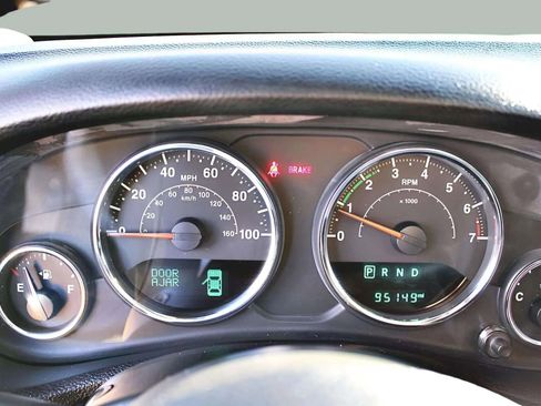 Used 2015 Jeep Wrangler Unlimited Sahara w/ Connectivity Group image 11