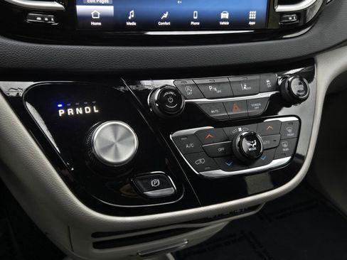 Used 2024 Chrysler Pacifica Touring-L image 18