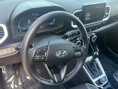 Certified 2023 Hyundai Venue Limited w/ Cargo Package image 9