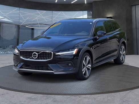 Used 2025 Volvo V60 B5 Cross Country Plus AWD/4WD image 2