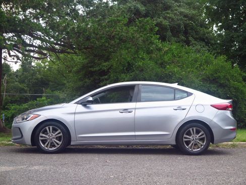 Used 2017 Hyundai Elantra SE FWD image 2