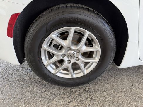 Used 2025 Chrysler Pacifica Select FWD image 30