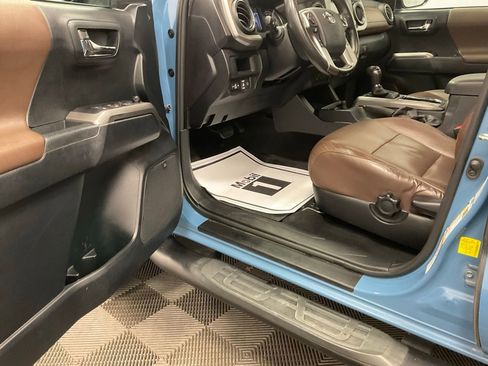 Used 2019 Toyota Tacoma Limited image 4