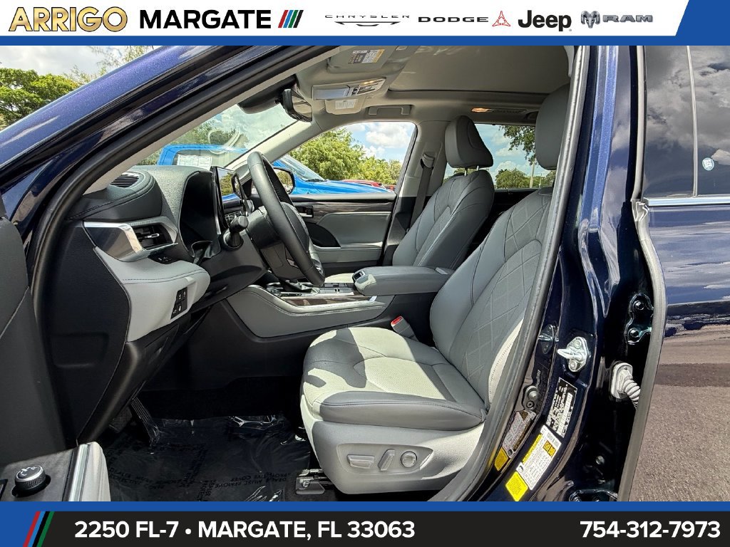 Used 2024 Toyota Highlander Platinum FWD image 9