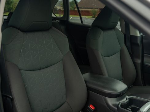 Used 2025 Toyota RAV4 XLE AWD/4WD image 19
