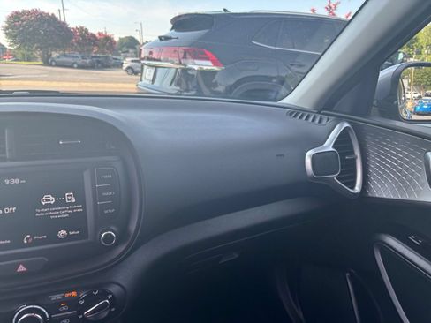 Used 2025 Kia Soul LX w/ LX Technology Package FWD image 30