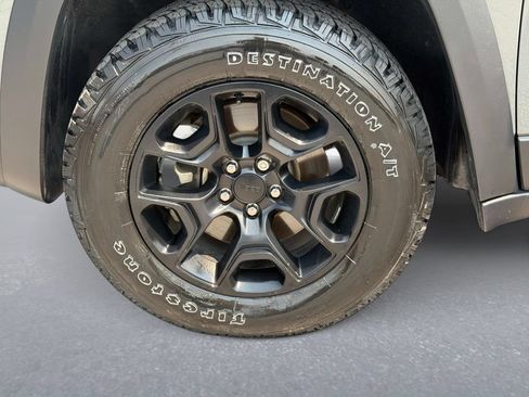 Used 2022 Jeep Cherokee Latitude w/ Sun & Sound Group AWD/4WD image 9