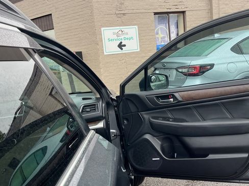 Used 2018 Subaru Outback 3.6R Limited AWD/4WD image 11