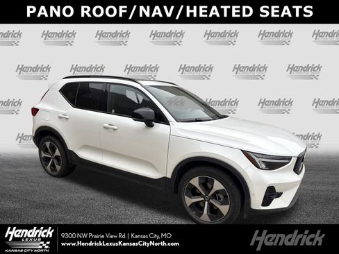 Used 2025 Volvo XC40 B5 Plus image 1